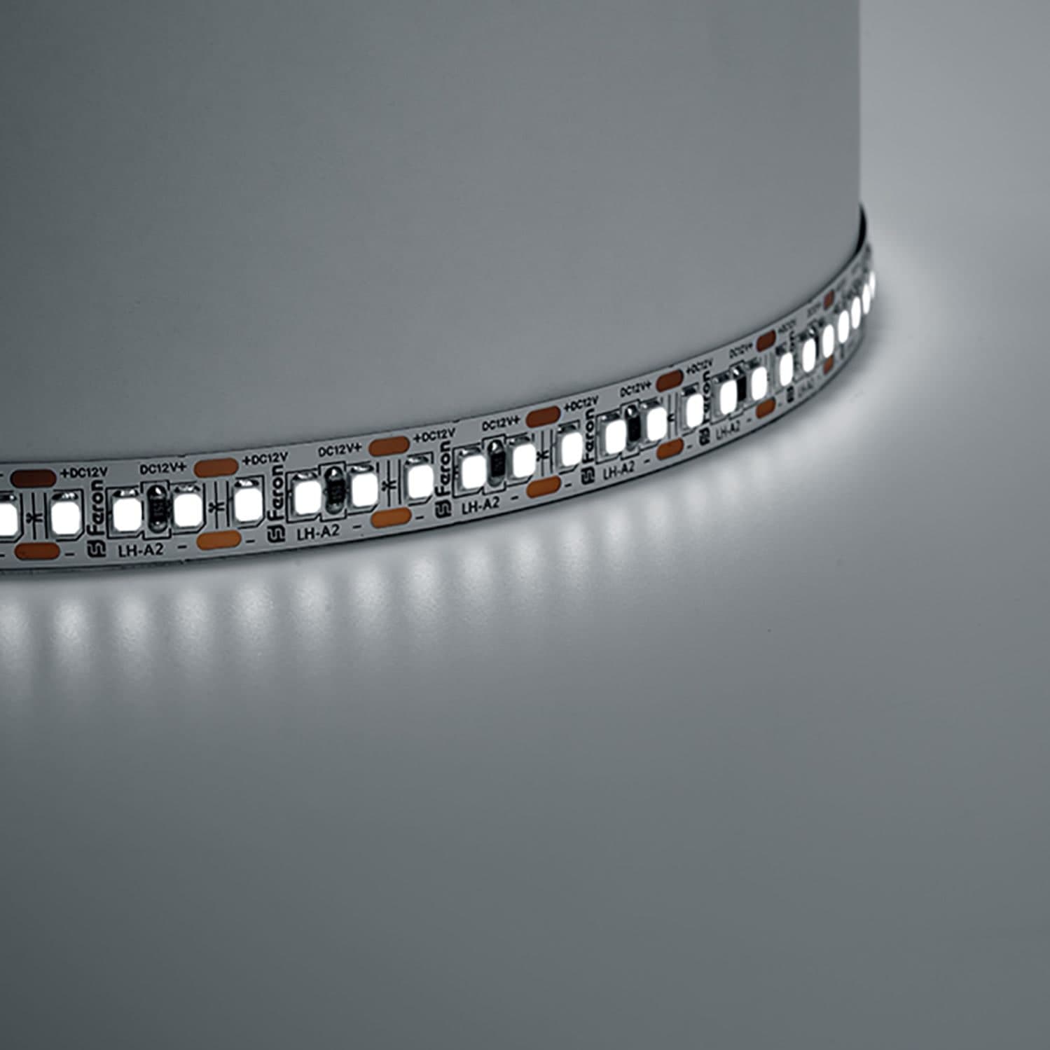Светодиодная LED лента Feron LS616, 180SMD(2835)/m 17W/m 12V 5m 6500К